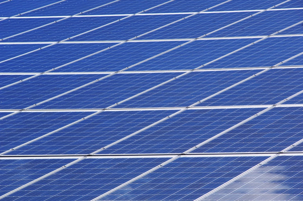 Hoe werkt een doorstroomboiler samen met zonnepanelen?